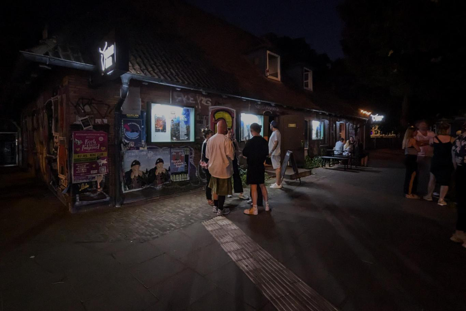 Gruppe von Teilnehmenden des WallDecaux Premium Programmatic Pubquizs stehen abends vor dem Grünen Jäger im Hamburg.