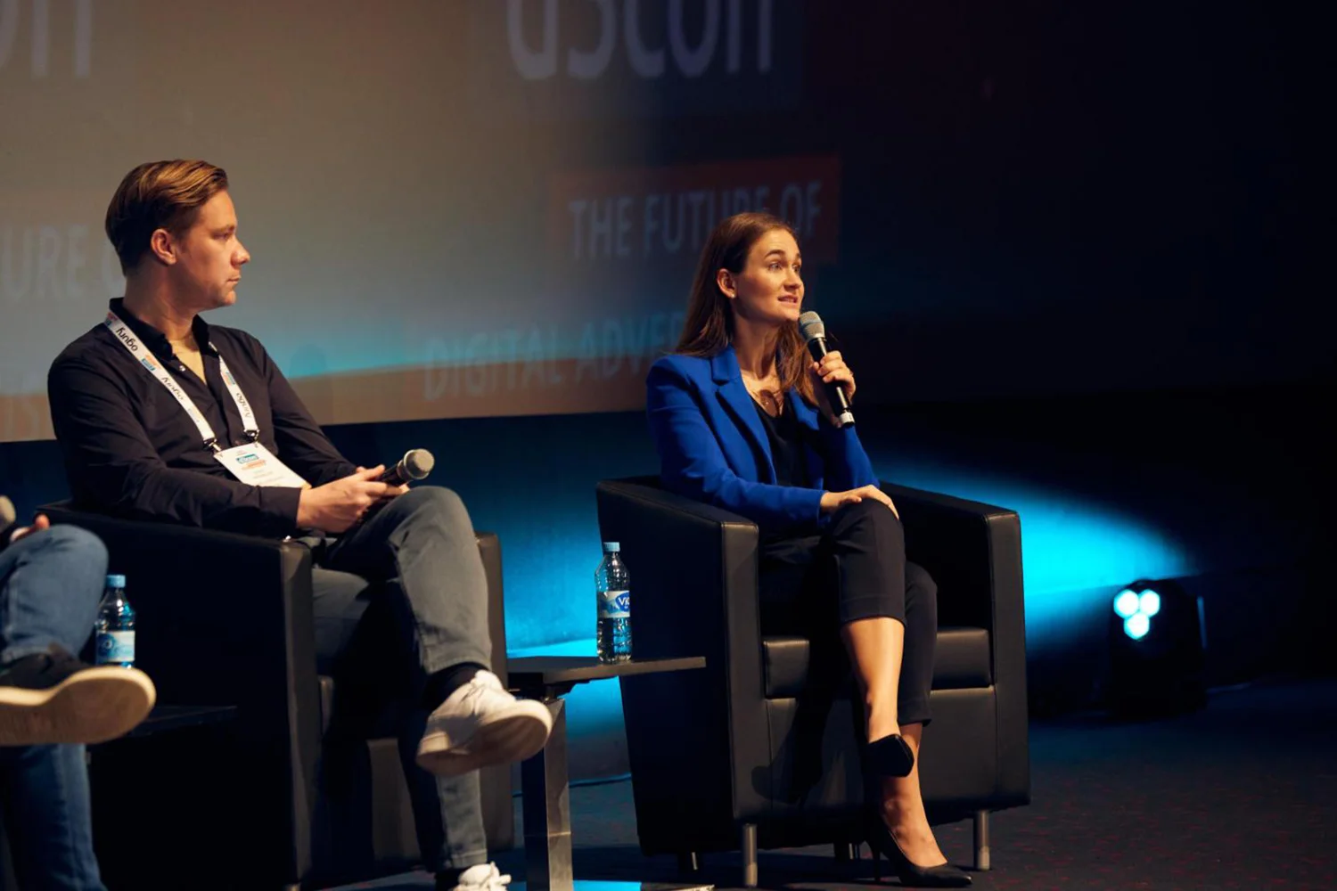 Björn Wendler, Director Digital & Programmatic bei WallDecaux spricht mit Branchen-Expertin bei einem Panel auf der d3con 2023.