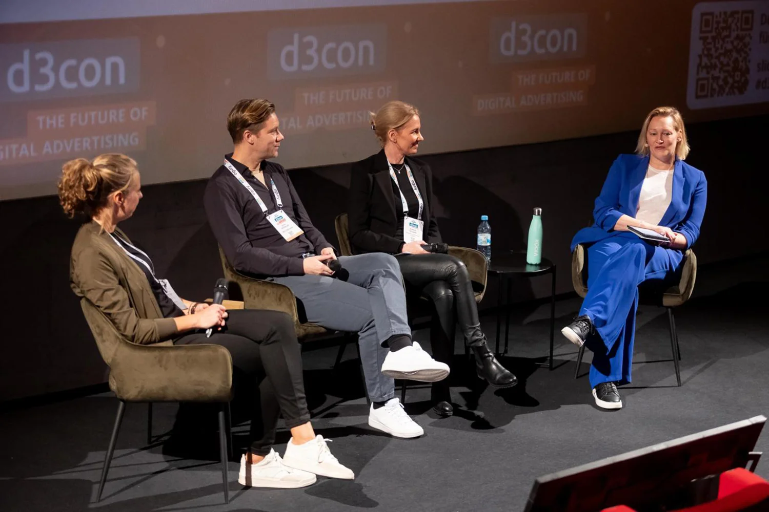 Björn Wendler, Director Digital & Programmatic bei WallDecaux spricht mit Branchen-Expertinnen bei einem Panel auf der d3con 2023.