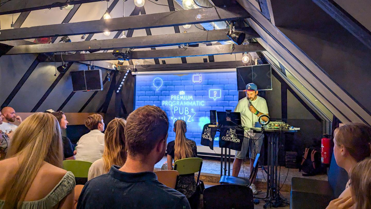 Teams quizzen beim WallDecaux Premium Programmatic Pubquiz mit Stephan Steffan im Grünen Jäger in Hamburg.