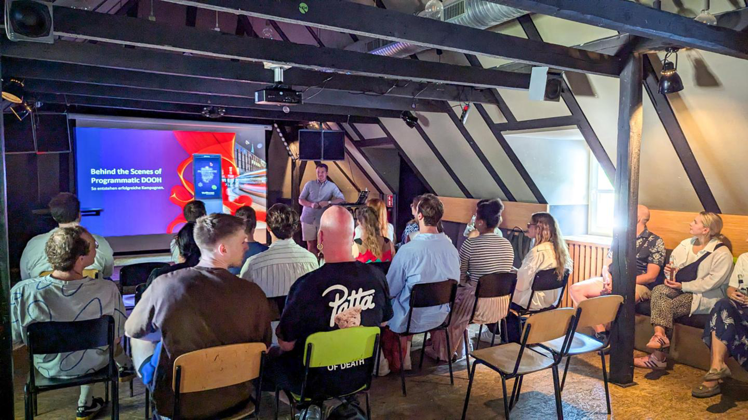 Publikum hört Vortrag beim WallDecaux Premium Programmatic Wissens-Event im Grünen Jäger in Hamburg.