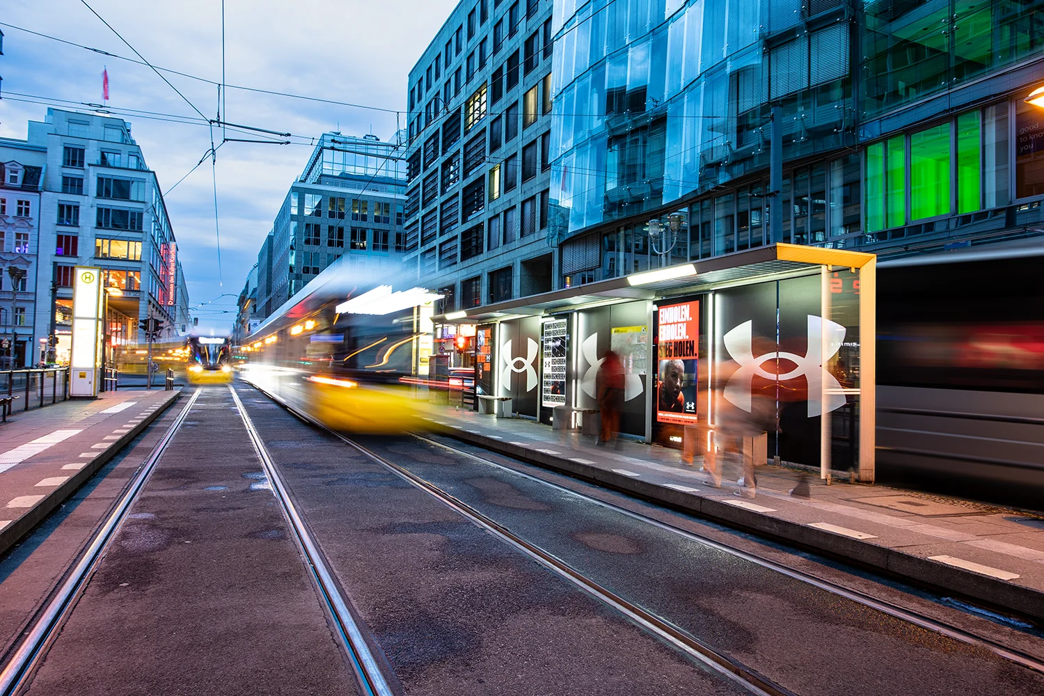 Sonderumsetzung mit Digital City Light Postern an Tram-Wartehalle zeigt Werbung eines Sportartikelherstellers in der Friedrichstraße in Berlin.