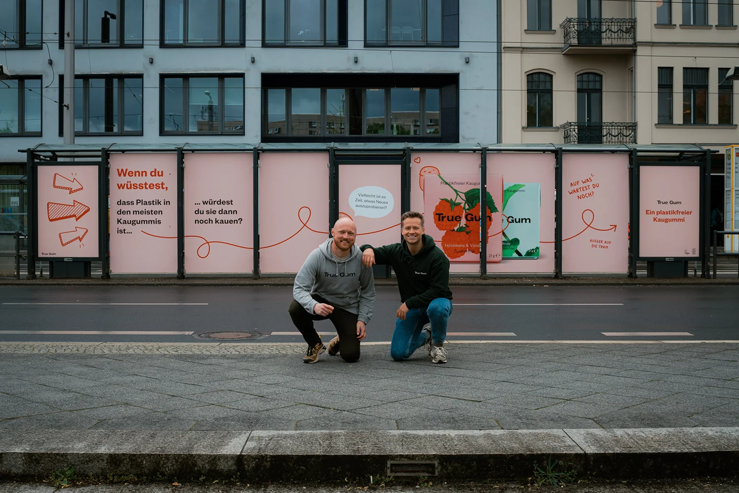 Sonderumsetzung mit Wartehallenbeklebung einer Kaugummiwerbung in der Invalidenstraße in Berlin.