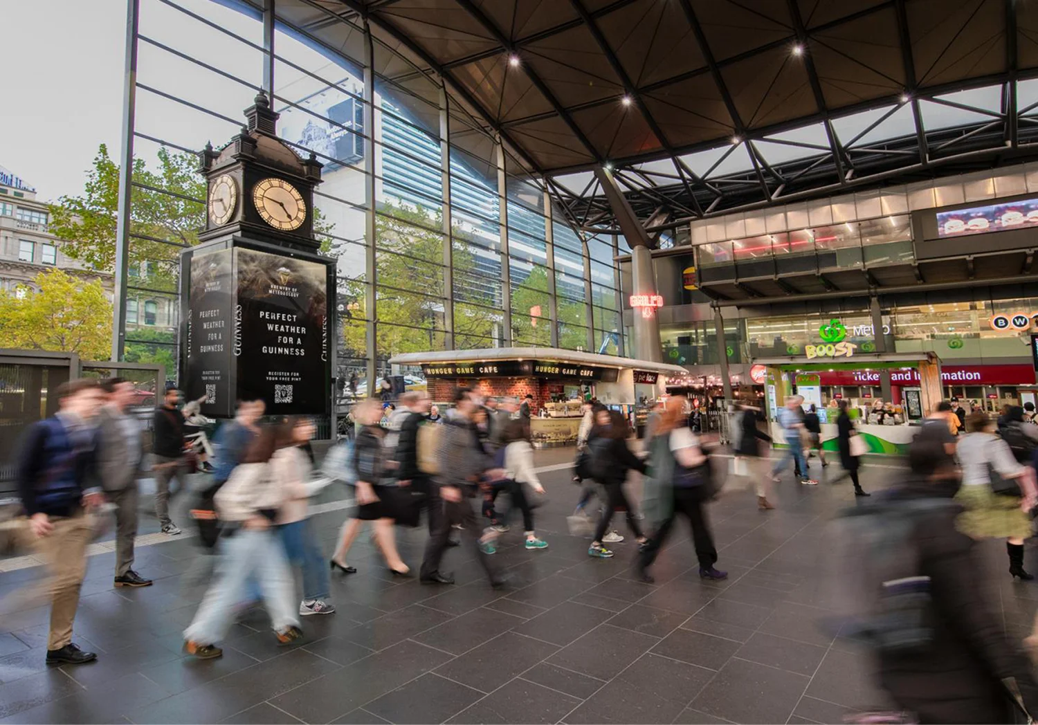 Station Branding an der Southern Cross Station in London zeigt Bierwerbung