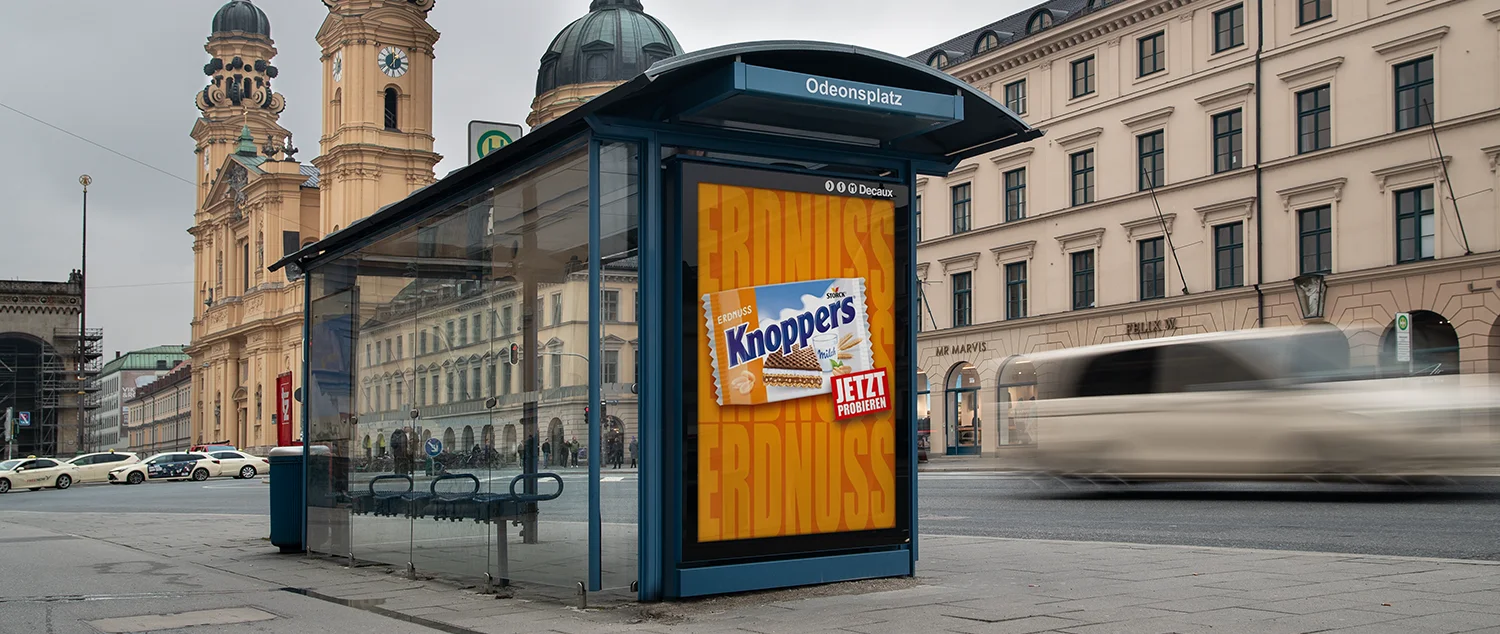 City Light Poster mit Süßwarenwerbung am Odeonsplatz in München.