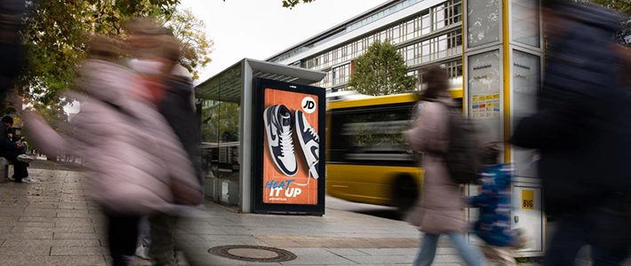 City Light Poster mit Turnschuhwerbung an belebter Buswartehalle am Breitscheidplatz in Berlin