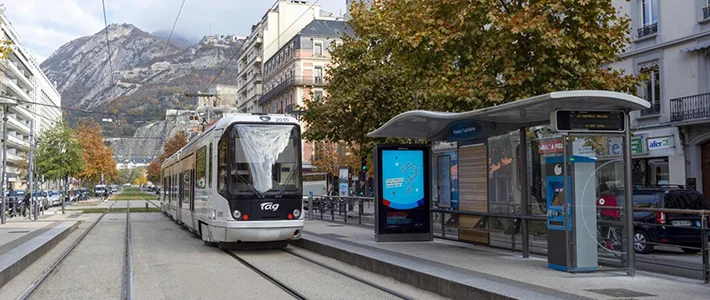 City Light Poster an Tram-Wartehalle in Grenoble