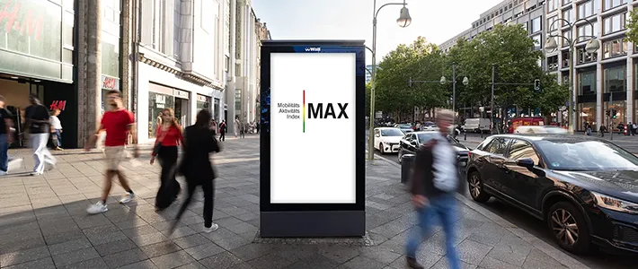 Digital City Light Poster am Kurfürstendamm in Berlin zeigt Logo des Mobilitäts-Aktivitäts-Index von WallDecaux..