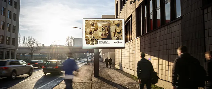 Digital City Light Board zeigt Eiscreme-Werbung in der Fennstrasse in Berlin.