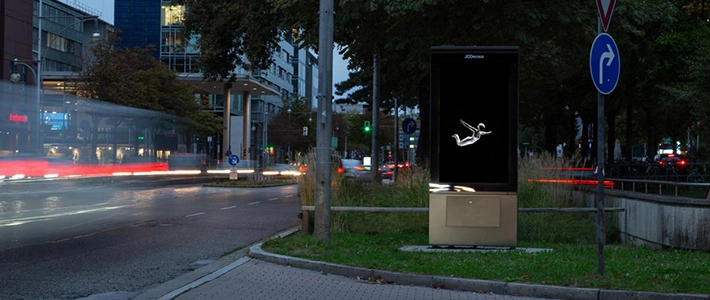 Digital City Light Poster an einer stark befahrener, freiburger Straße in der Abenddämmerung zeigt OBJ Kampagne
