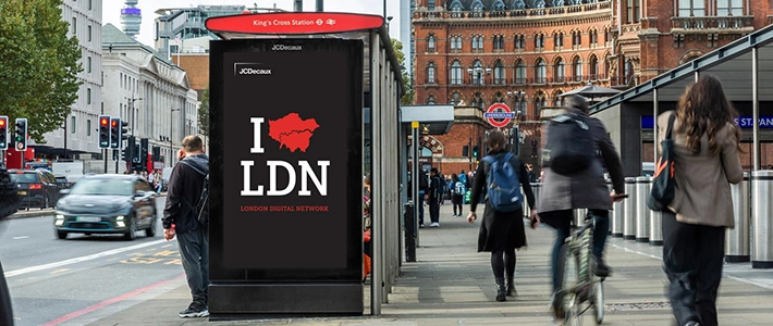 Digital City Light Poster am St Pancras in London zeigt eine „I Love London“-Kampagne. 