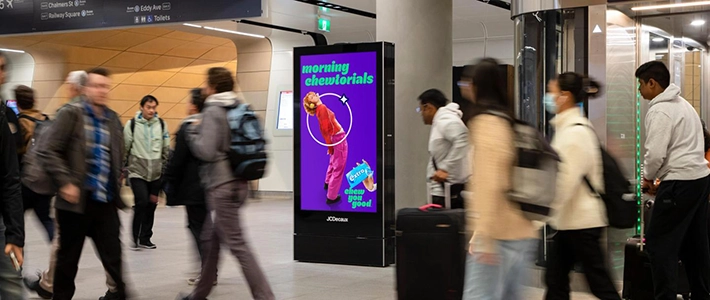 Digital City Light Poster mit Kaugummiwerbung in einem belebten Bereich von Brisbane Central Station