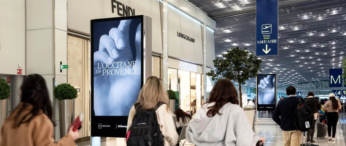 Digital City Light Poster mit Kosmetikwerbung am Flughafen Paris Charles de Gaulle.