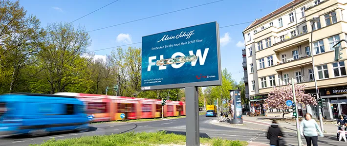Digital City Light Poster zeigt Kreuzfahrtwerbung an Landsberger Allee in Berlin.