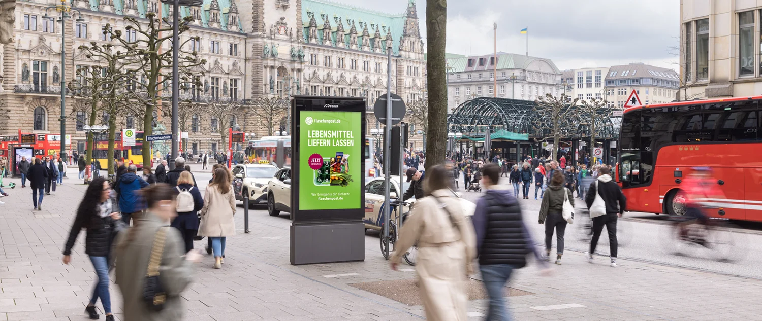 Digital City Light Poster mit Werbung für Lebensmittel-Lieferservice in der Mönckebergstraße in Hamburg.