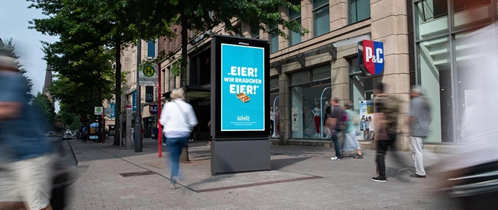 Digital City Light Poster in der hamburger Mönckebergstraße mit Lieferservice Werbung am Tag