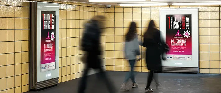 Digital City Light Poster zeigt Kampagne zur Demo-Aktion One Billion Rising im U-Bahnhof Friedrichstraße in Berlin.