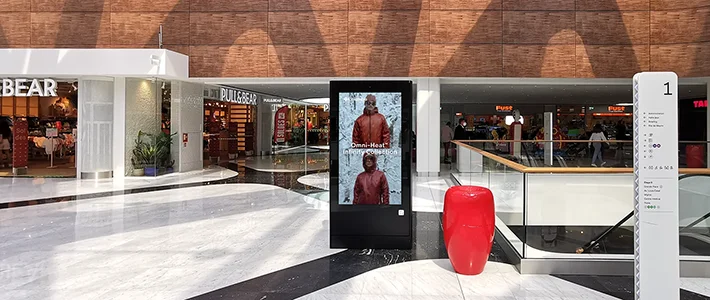 Digital City Light Poster mit Werbung für Outdoorbekleidung im Shoppingcenter Balexert in Vernier, Schweiz.