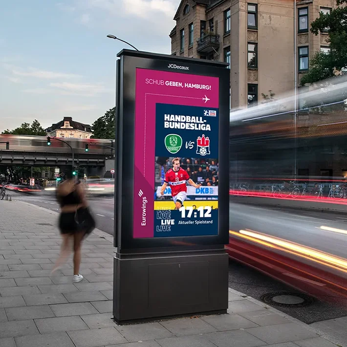 Digital City Light Poster mit Digital News Ads mitSport Live Ticker zu Handballspiel in Hamburg.