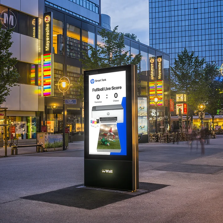 Digital City Light Poster zeigt Werbung für Drucker in Verbindung mit Fussball-Live-Score in Dortmund.