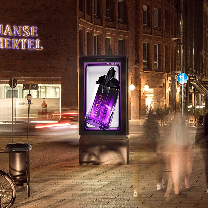 Digital City Light Poster mit Parfum Werbung in der Poststraße in Hamburg bei Nacht