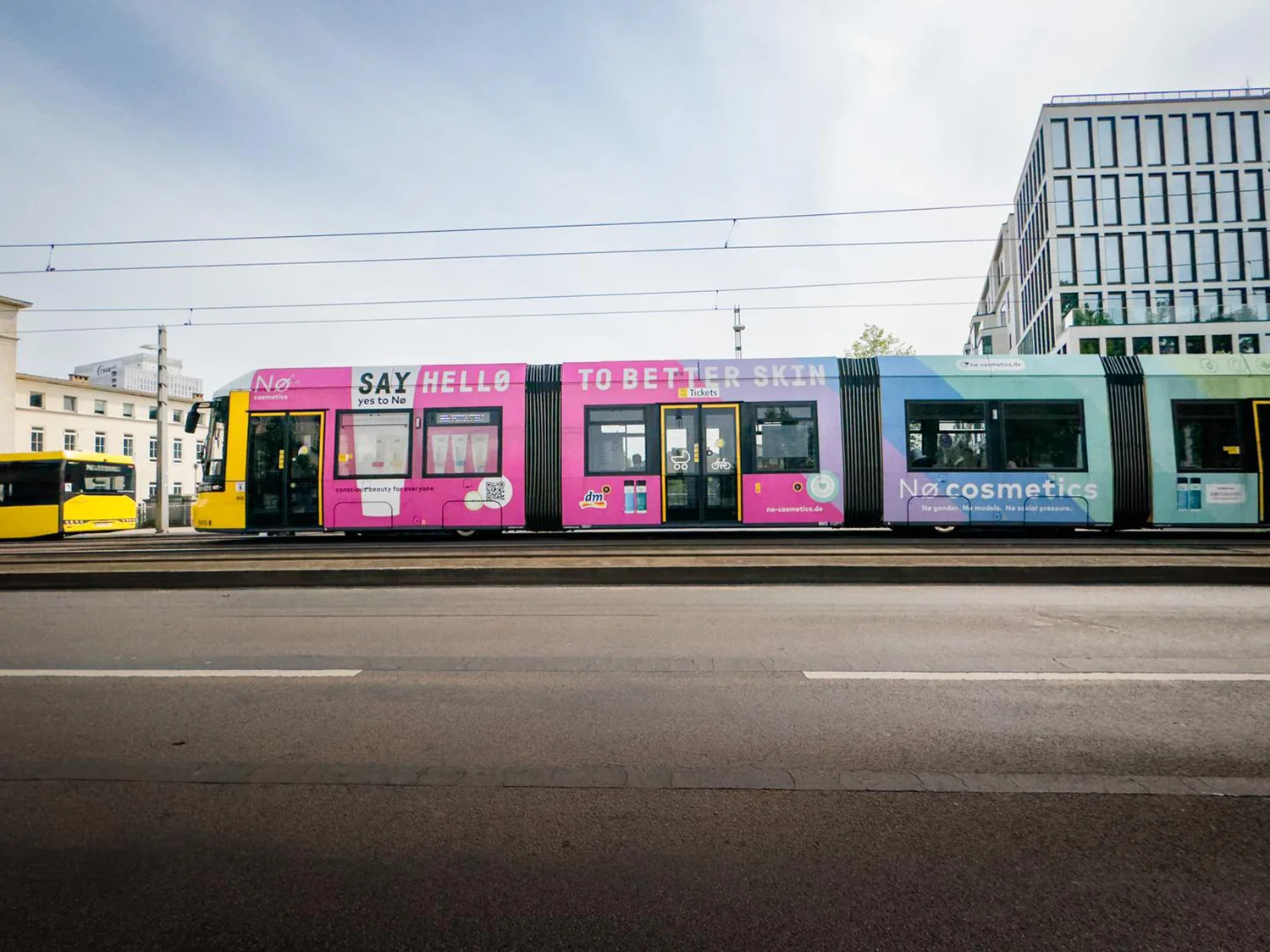 Eine Tram-vollbeklebung mit Kosmetikwerbung in der Invalidenstraße in Berlin