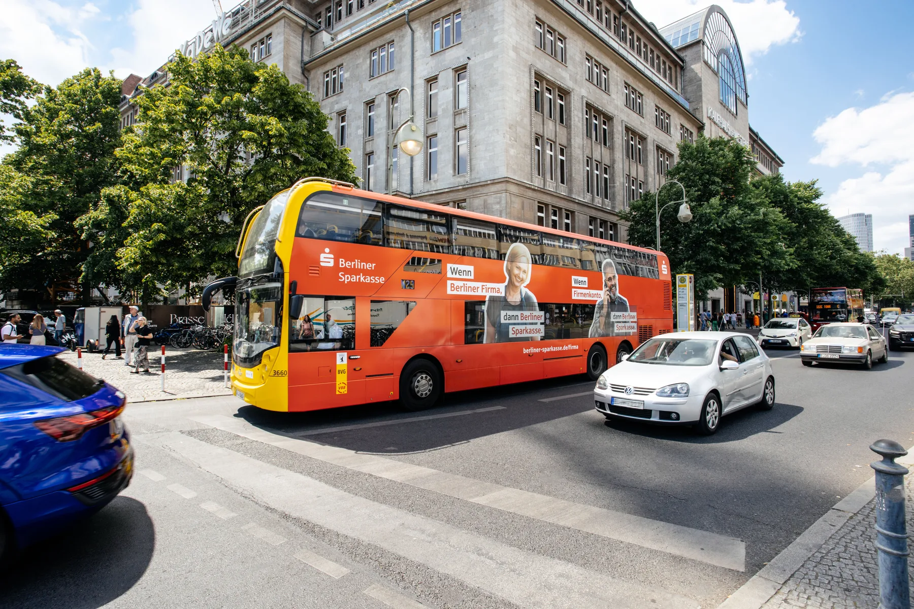 Transportmittelwerbung eines Finanzdienstleisters auf einem Doppeldecker-Bus der BVG in Berlin.