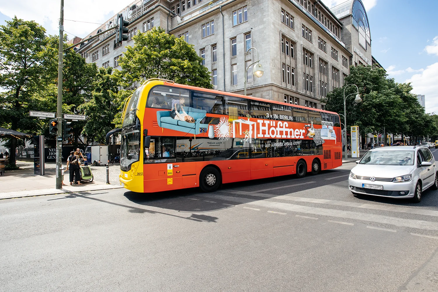 Vollbeklebung eines Doppeldeckerbusses mit Möbelhauswerbung in Berlin.
