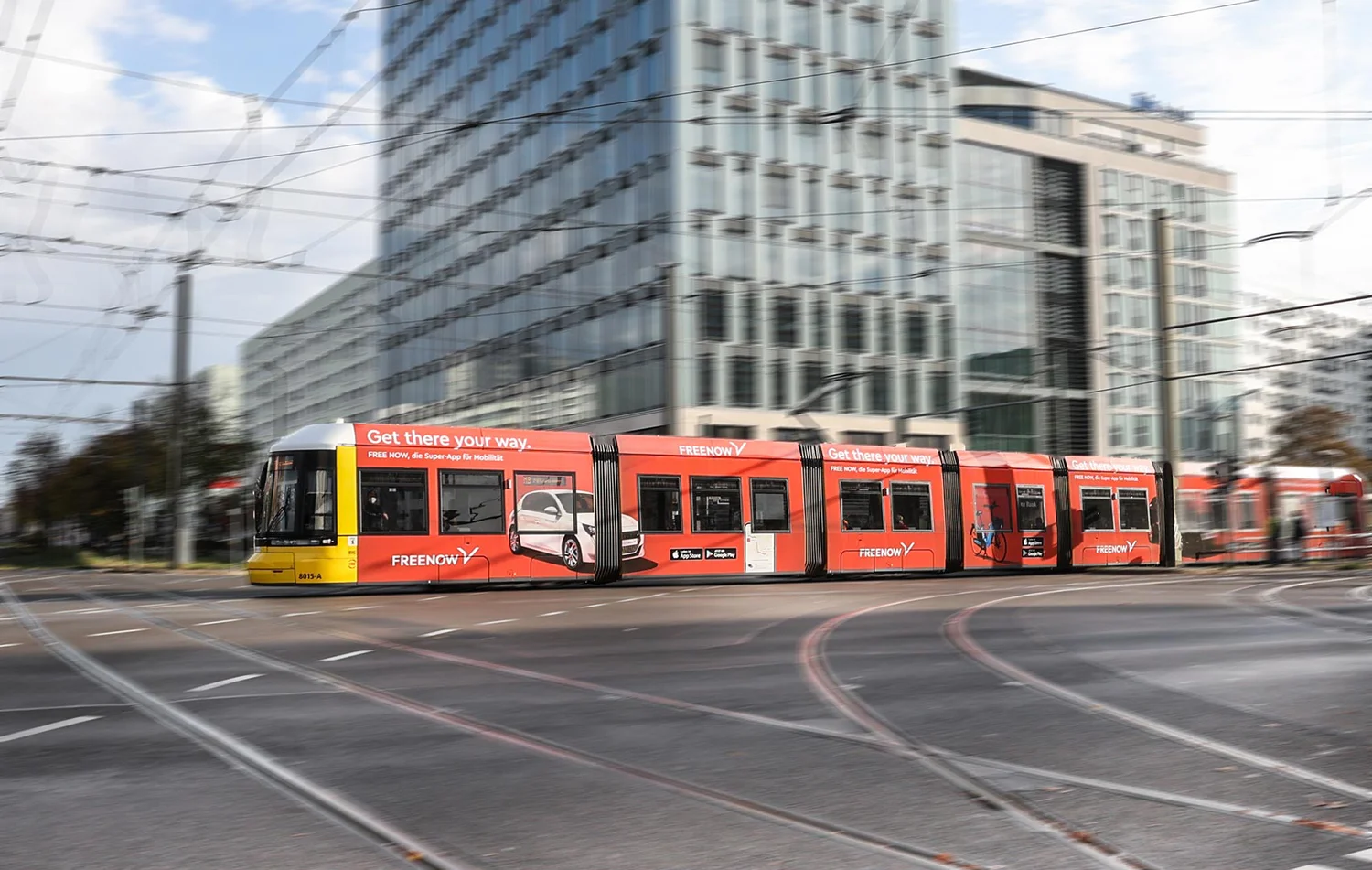 Vollbeklebung einer Tram in Berlin mit Werbung für einen Fahrdienstleister.
