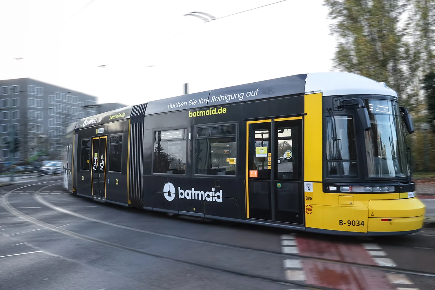 Vollbeklebung einer Tram mit Werbung für eine Hausreinigungsfirma in Berlin.