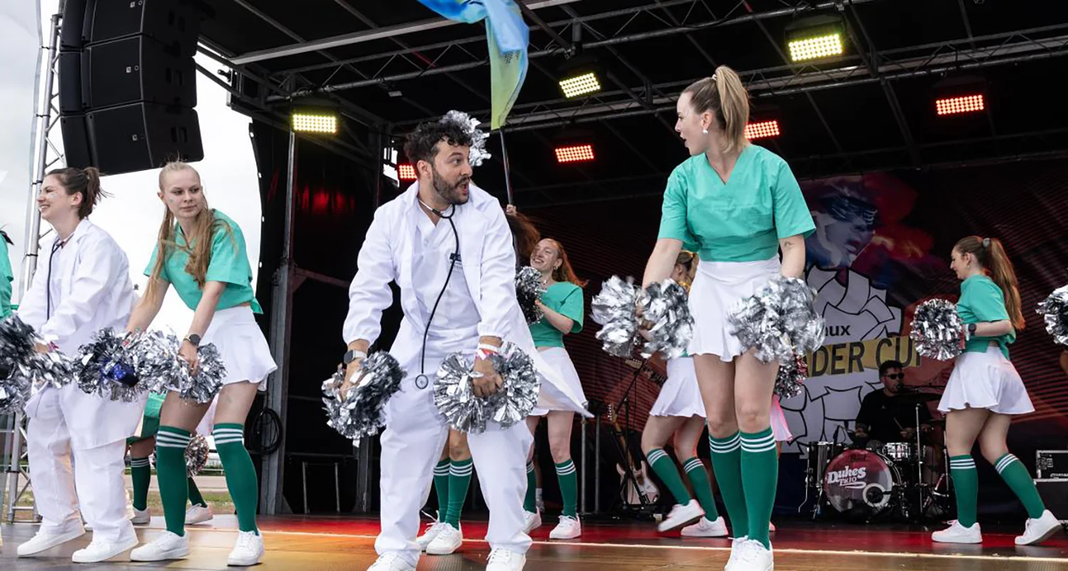 Die Cheerleader:innen der WPP Media tanzen in Arztkostümen beim WallDecaux Cheerleader Cup 2025.