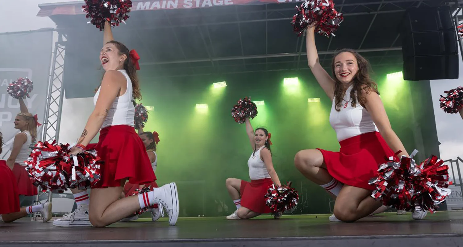 Die Cheerleader:innen der Havas posieren auf der Bühne des WallDecaux Cheerleader Cups 2025.