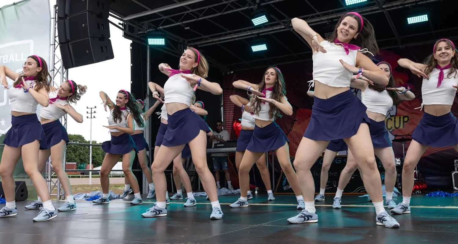Die Cheerleader:innen der OMG tanzen auf der Bühne beim WallDecaux Cheerleader Cup 2025.