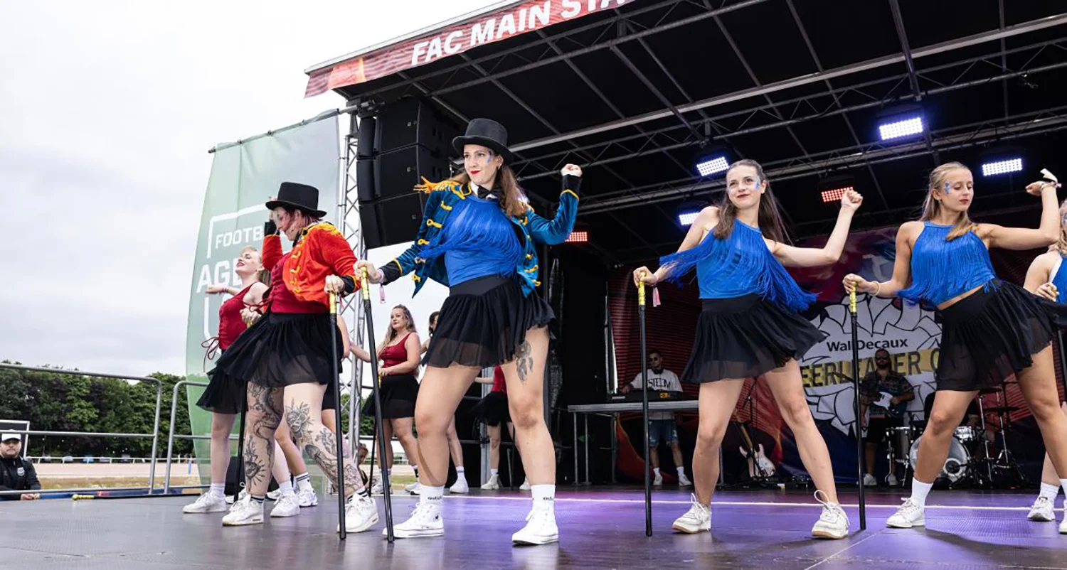 Das Cheerleading-Team der Publicis tanzt auf der Bühne beim WallDecaux Cheerleader Cup. 