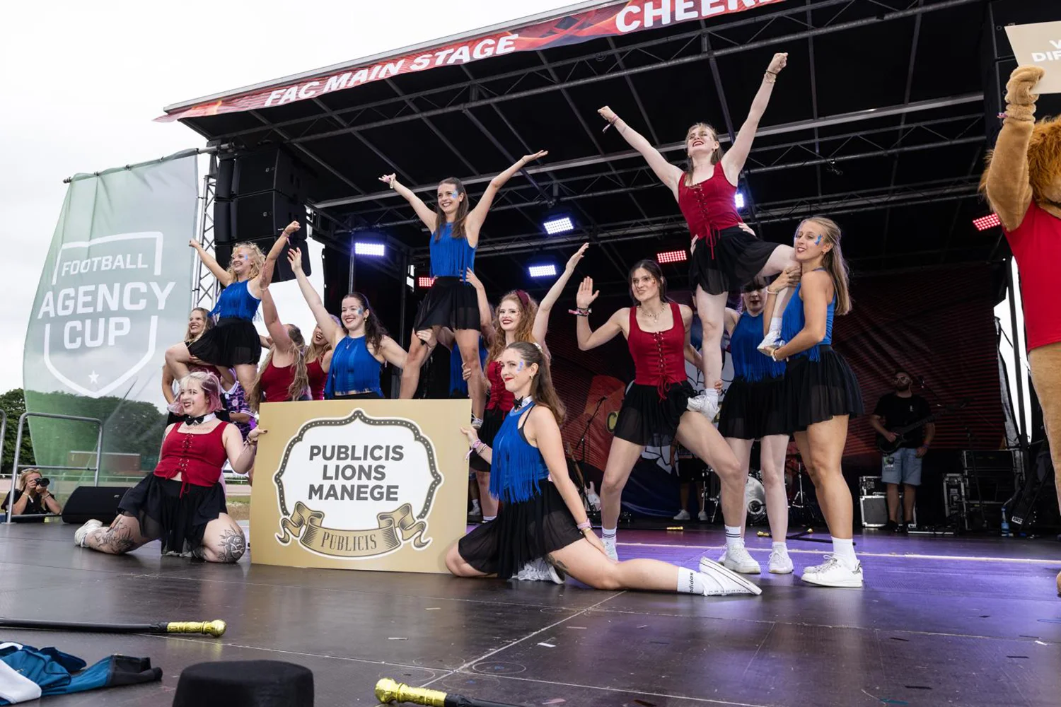 Das Cheerleading-Team der Publicis posiert auf der Bühne beim WallDecaux Cheerleader Cup. 