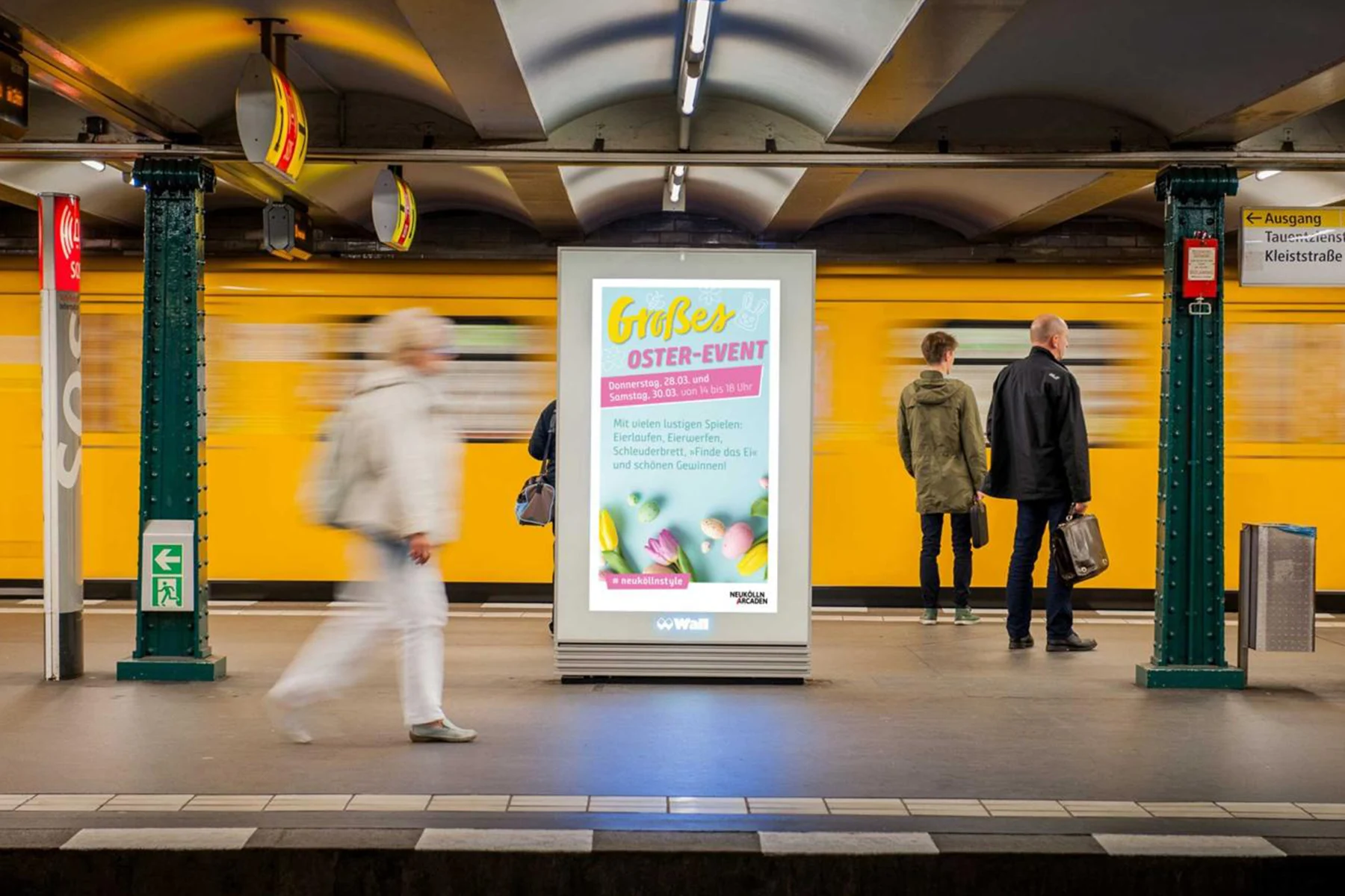 City Light Poster mit Außenwerbung eines Einkaufcenters in einer U-Bahnstation in Berlin.