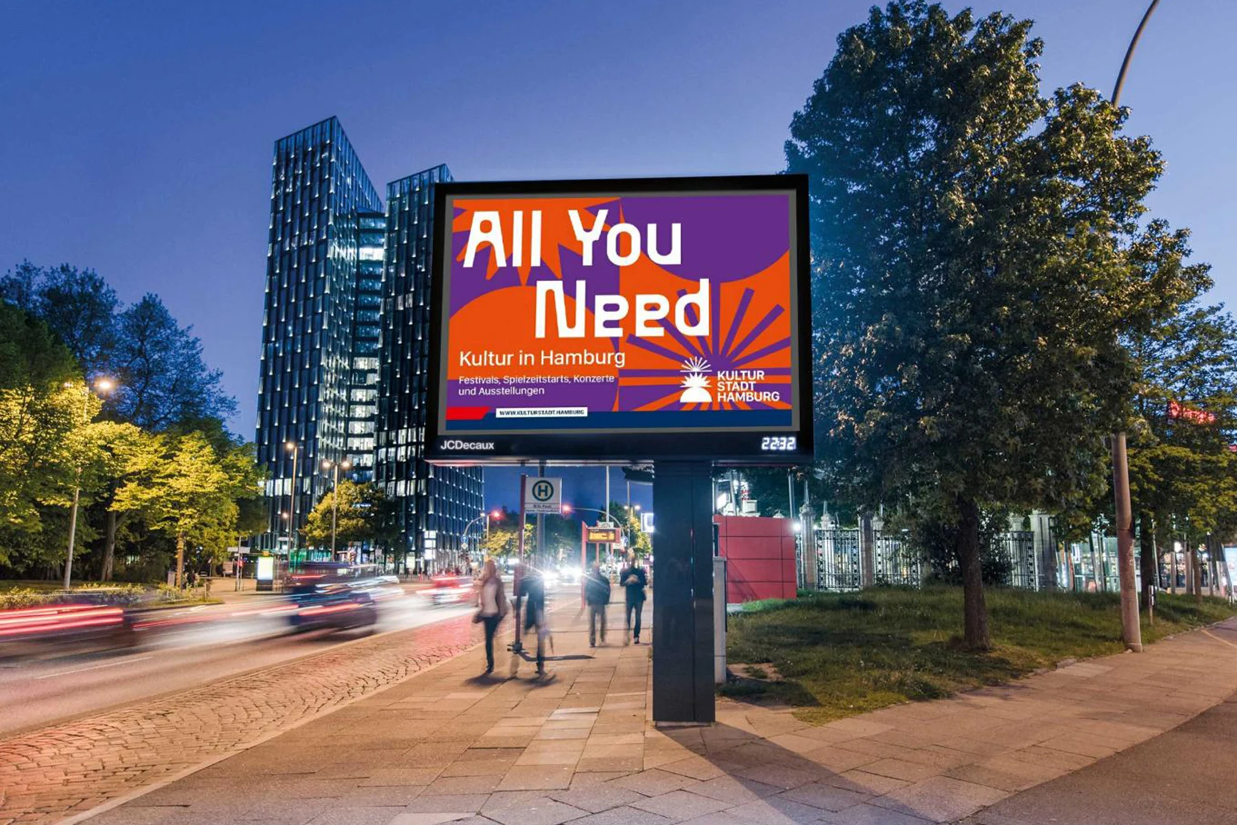 Digital City Light Board mit OOH-Kampagne für Kulturveranstaltungen an einer Hauptverkehrsstraße in Hamburg.