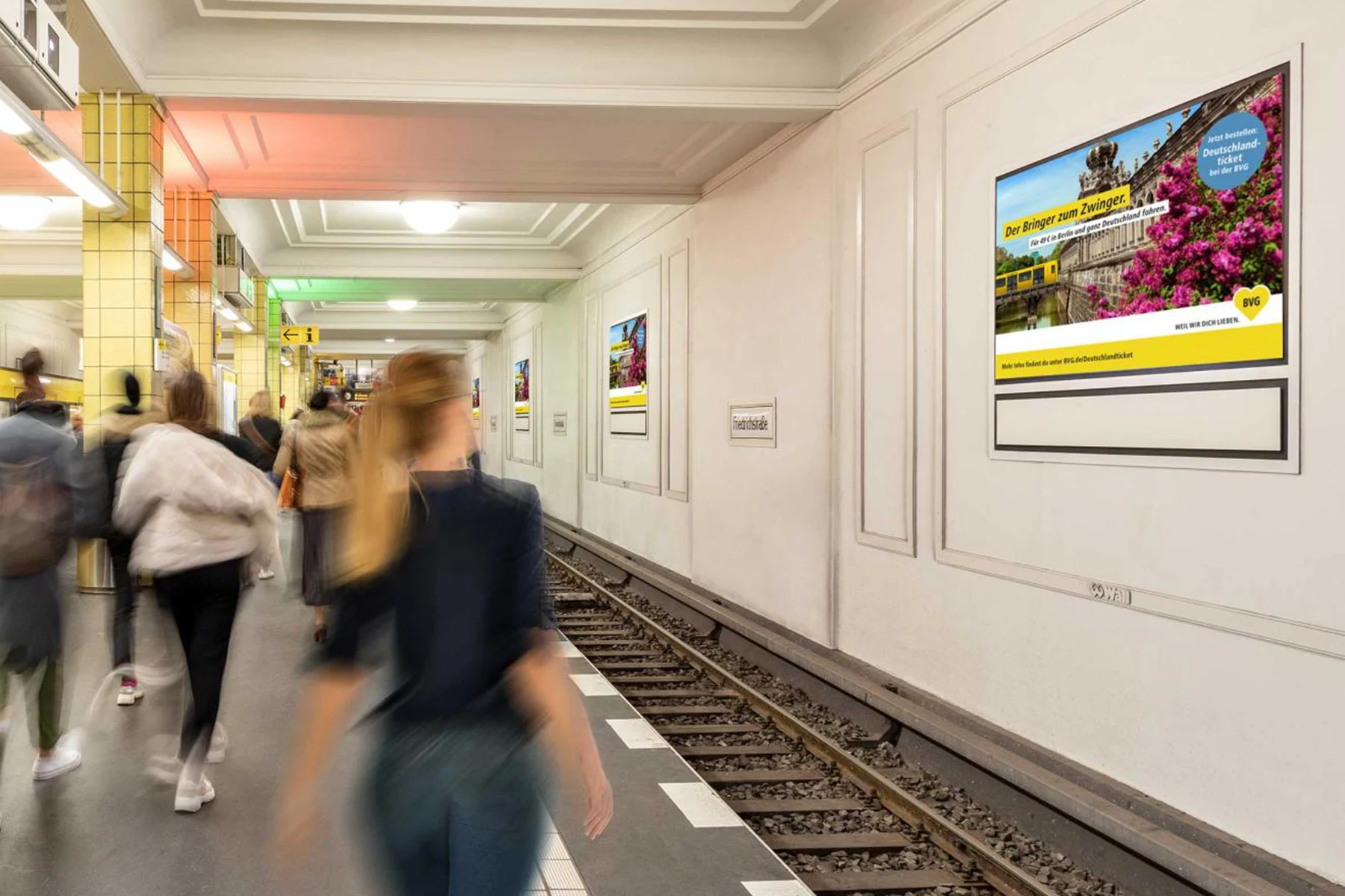Digital Poster Gallery mit OOH-Werbung der BVG in der U-Bahnstation Friedrichstraße in Berlin.