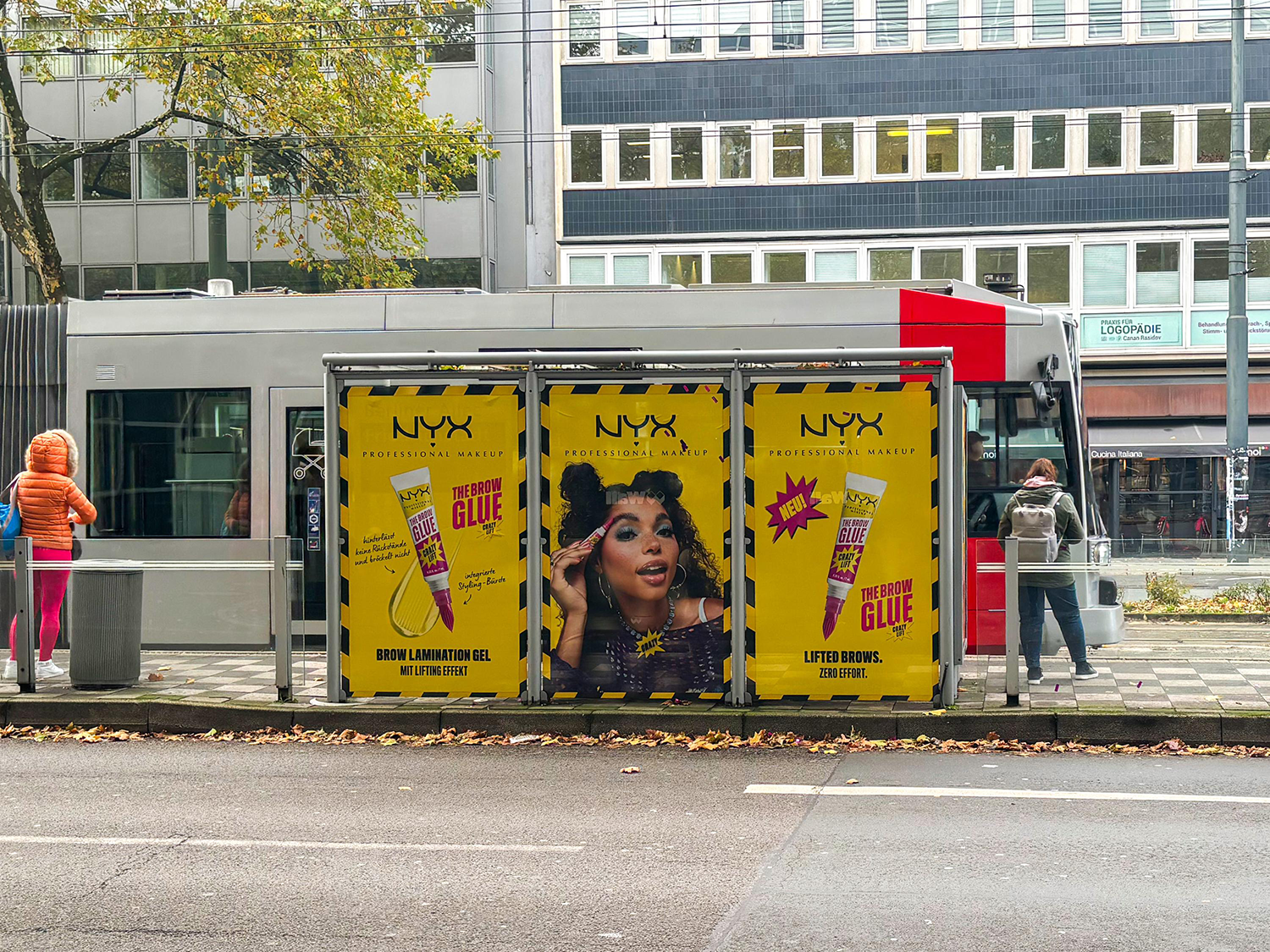 Wartehallenbranding mit Greifarmautomat zeigt in Düsseldorf Werbung einer Kosmetikmarke.