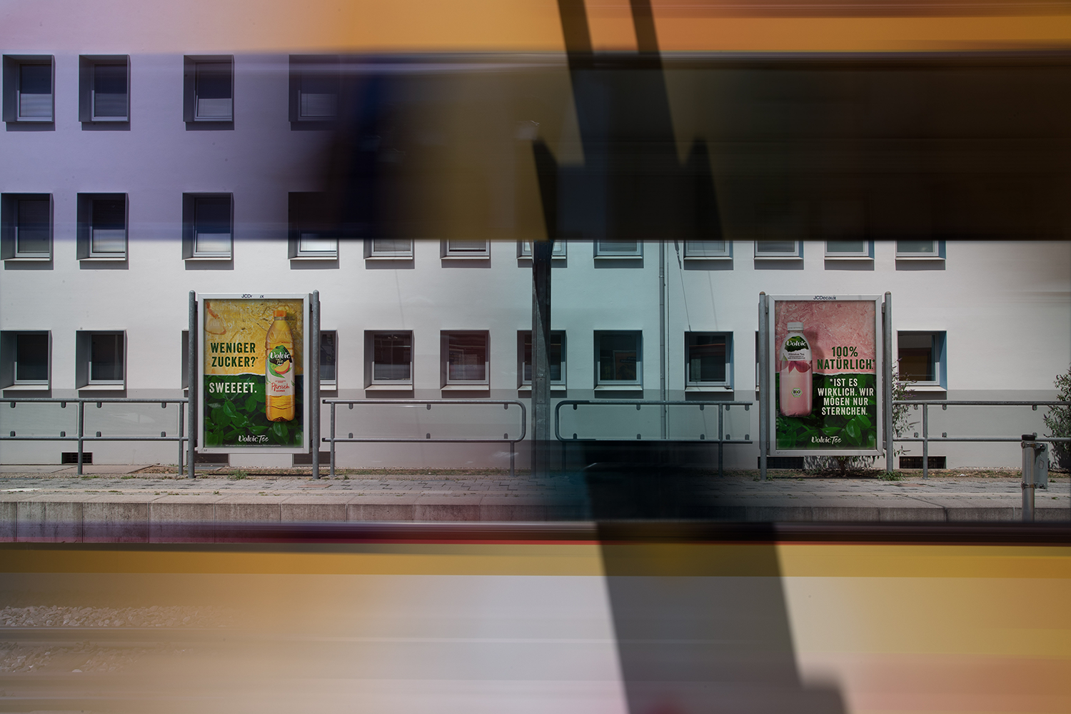 Zwei City Light Poster mit Getränkewerbung in der Metzstraße in Düsseldorf.