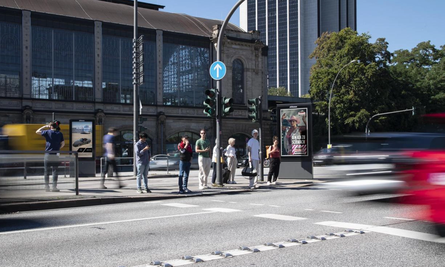 Zwei Digital City Light Poster vor der Dammtor Station Rothenbaum in Hamburg zeigen Halspastillen Werbung am Tag an einer befahrenen Straße